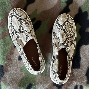 Snakeskin express shoes